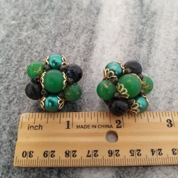 Vintage Green Cluster Beaded Clip On Earrings, Retro 60s Style, Estate - Picture 4 of 5